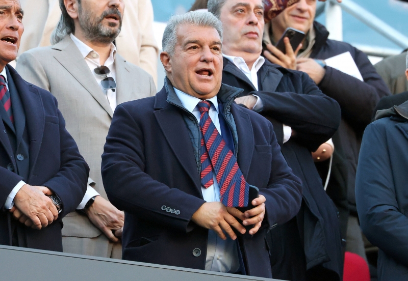 Жоан Лапорта подаде оставка като президент на Барселона Но привържениците