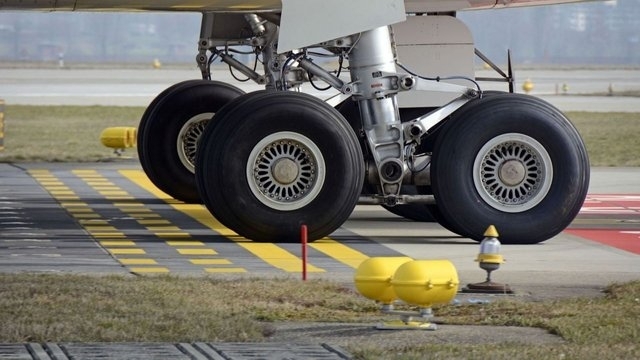 Безжизнено тяло е намерено в колесника на самолет на турския