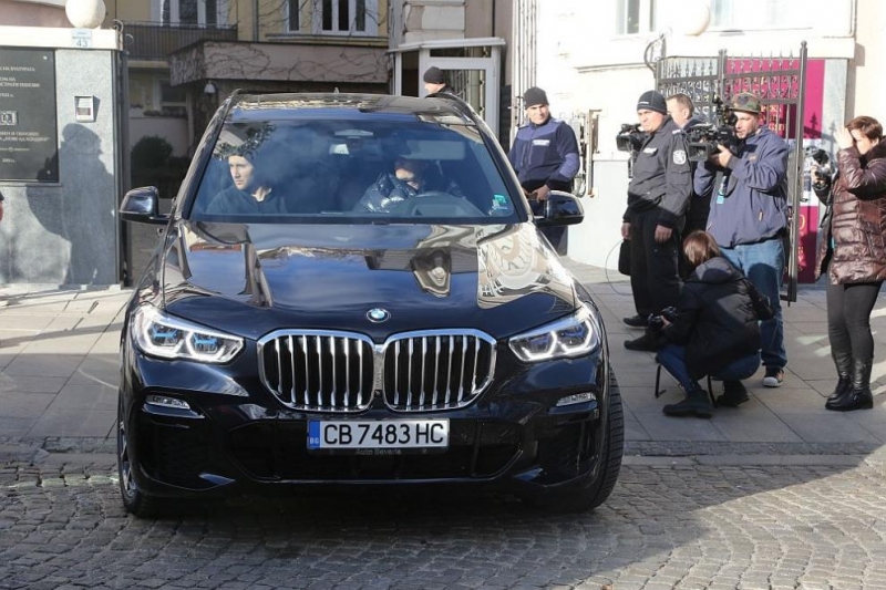 Два от джиповете на Васил Божков бяха изкарани от гаражите