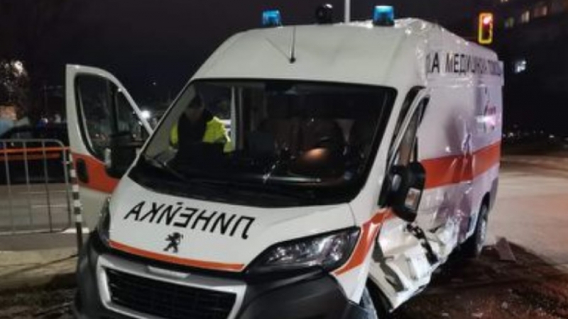 Кола блъсна линейка с включен звуков и светлинен сигнал на