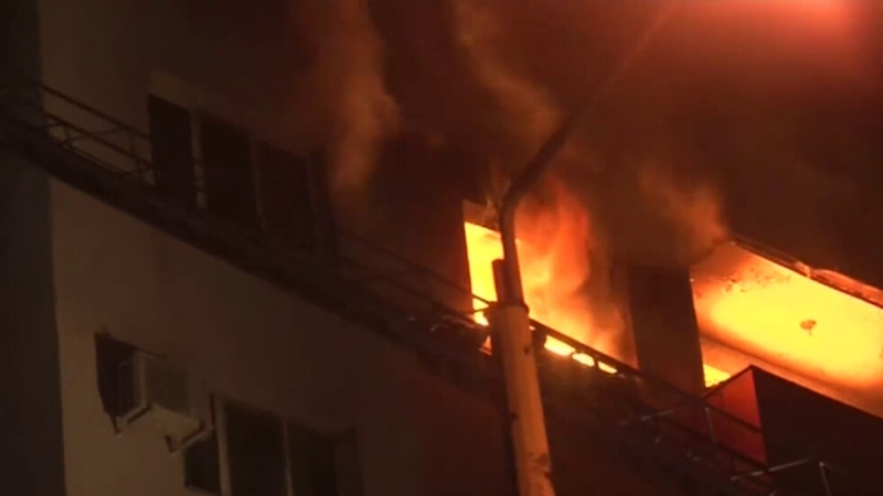 Евакуираха хора при голям пожар в блок в Ботевград, съобщиха