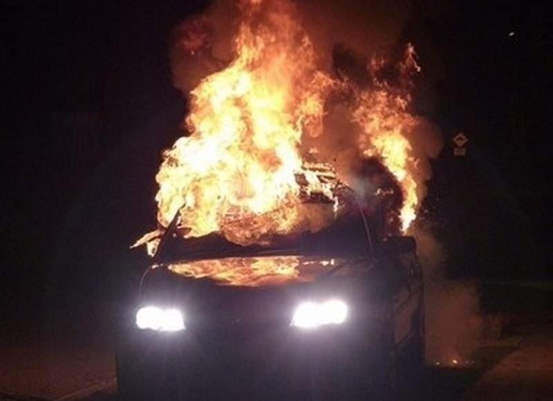 Огън от любов! Запалиха колата на млада жена от Козлодуй заради афера /снимка/