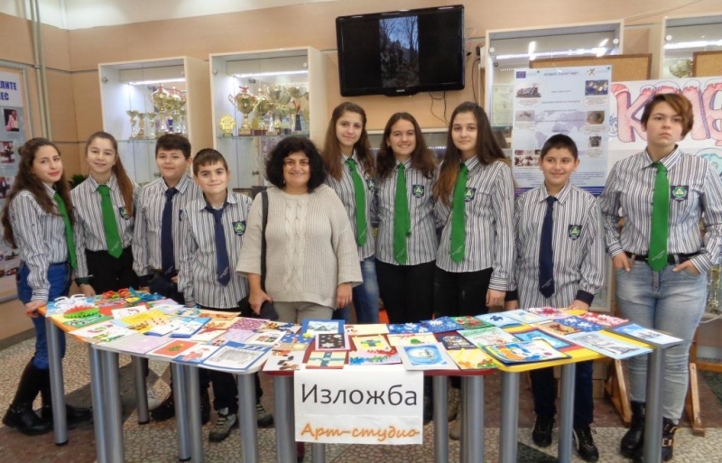 В навечерието на коледните и новогодишни празници учениците от профилираната