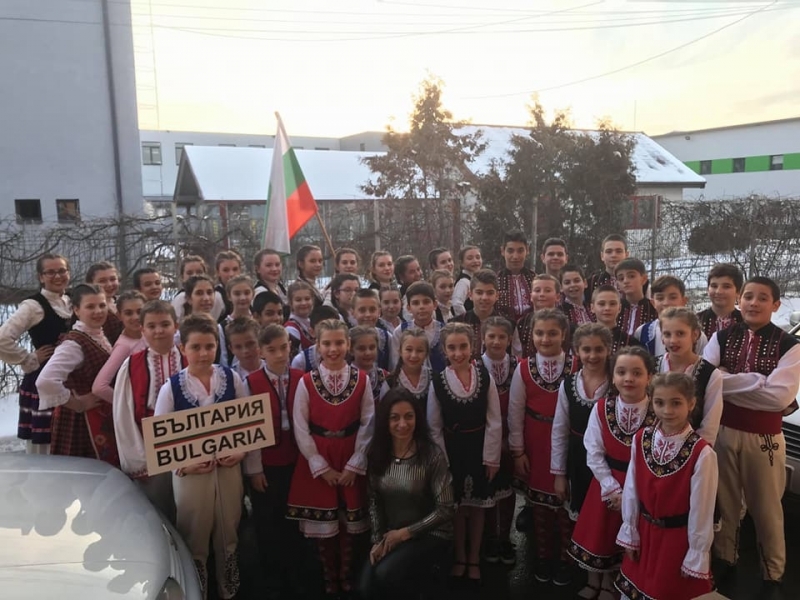 Талантливите изпълнители от Детски танцов състав Мездренче при НЧ Просвета