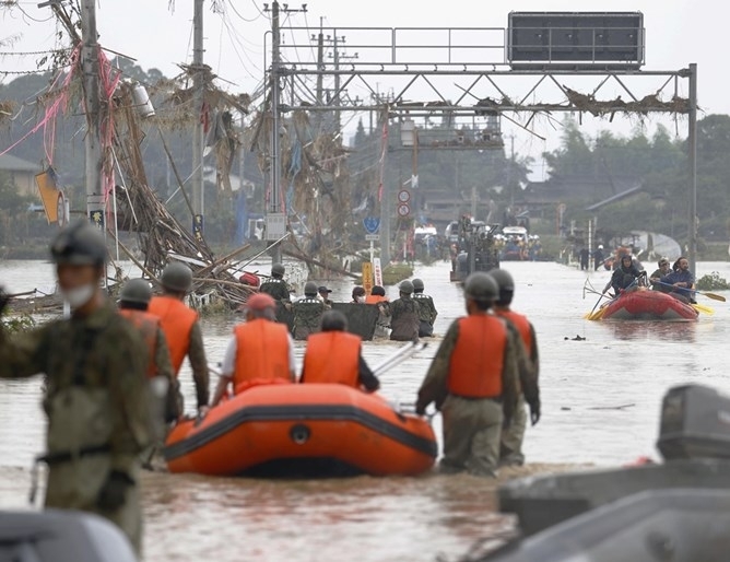 Близо 40 души се смята че са загинали заради проливните