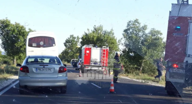 Пътен инцидент затвори пътят за граничния пункт Лесово тази сутрин.