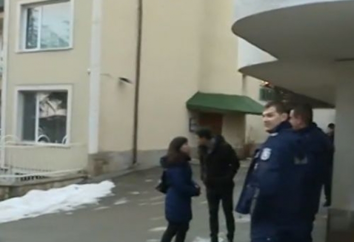Съдебни изпълнители влизат в къщата на Евгения и Николай Баневи