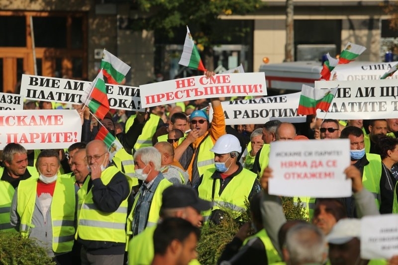 Протестиращи служители на две от фирмите които изпълняват проектите за