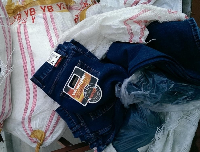 Митнически служители задържаха 2 700 спортни облекла и 246 парфюма