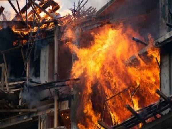 Пожар избухна в имота на дядо в монтанското село Якимово,