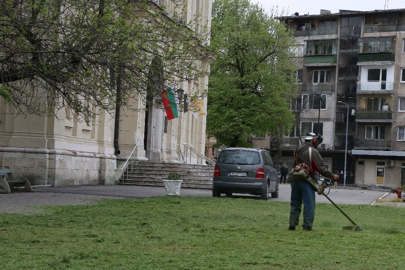 Работници от строителната група и от звено Чистота към Община