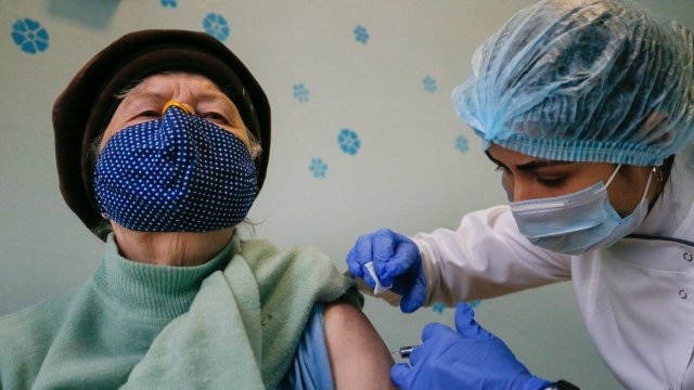 Украинските здравни власти регистрираха през последното денонощие 15 053 заразени