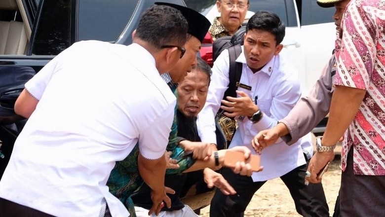 Министърът по сигурността на Индонезия Виранто е намушкан от нападател