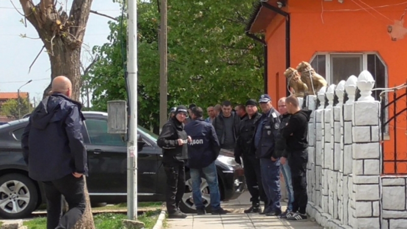 Служители на реда са иззели 20 кубика незаконни дърва тютюн