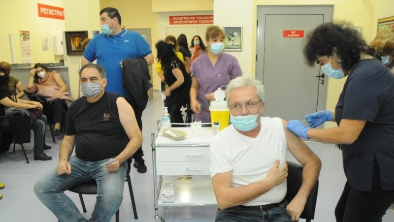 Хора заразени с Делта варианта на коронавируса дори и да