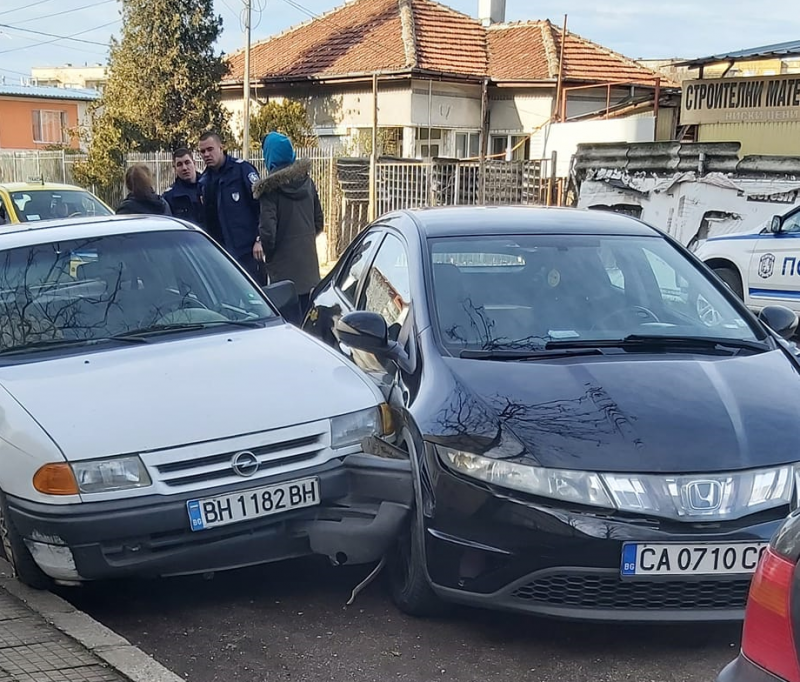 Три коли се натресоха на възлова улица във Видин видя