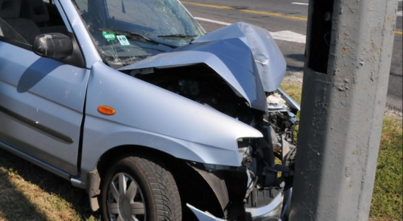 21 годишен мъж откраднал кола и я ударил в стълб отива