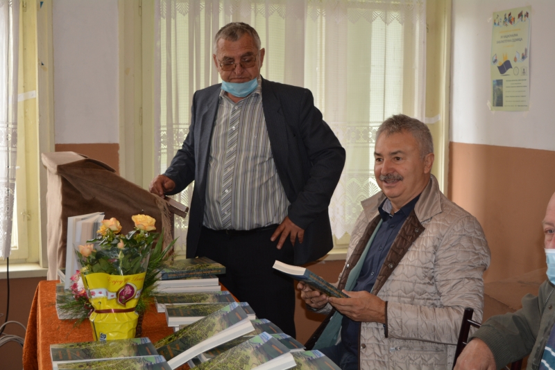 Книга-сборник събра първата история и родословната книга на село ...