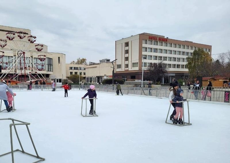 От днес ледената пързалка във Враца отваря врати съобщиха от