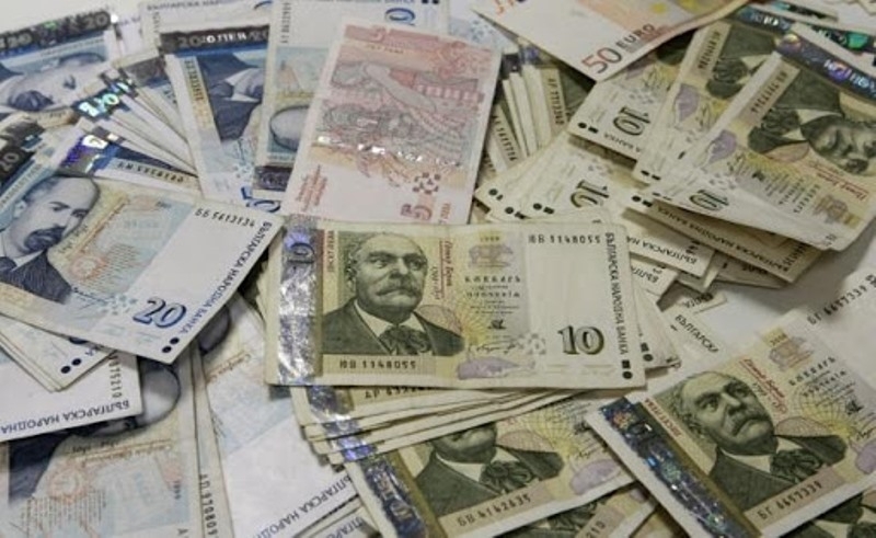 Малолетен апаш откраднал 6 000 лева от имот на възрастен