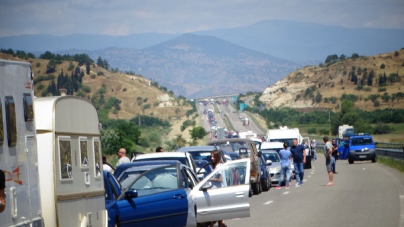 Гърция върна стотици автомобили със сръбски туристи което предизвика недоволството