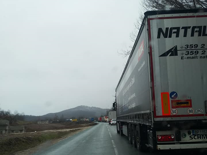 Човек е пострадал при тежка катастрофа с ТИР и бус