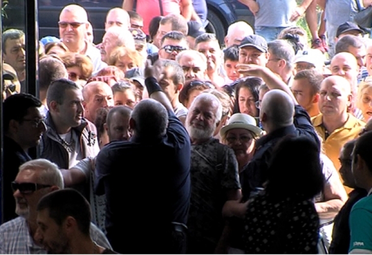 Бой за ваучери на стойност 30 лева Това се случи