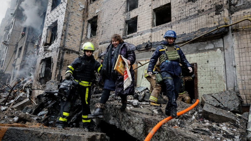 Четирима убити и най-малко 92-ма ранени при руска атака над Украйна