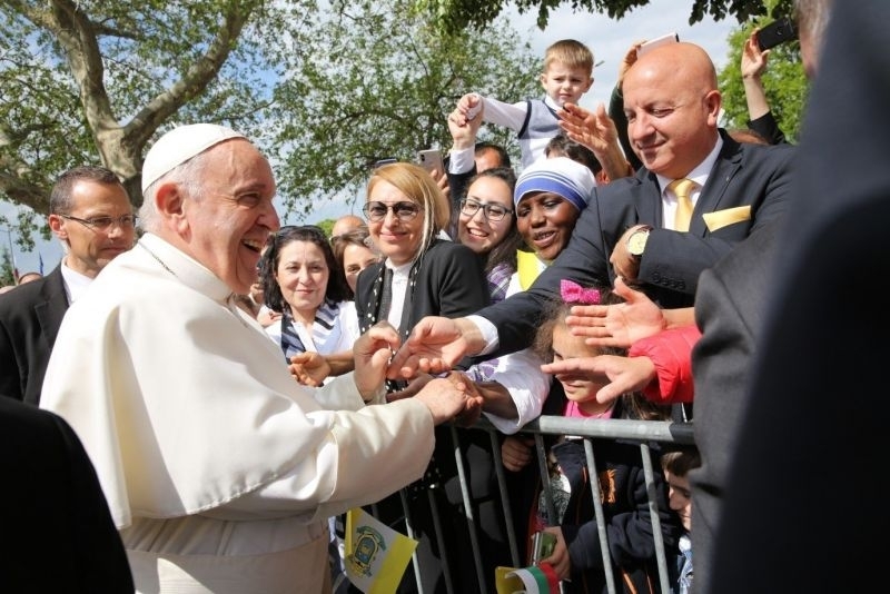 Папа Франциск отпътува тази сутрин от София за Скопие където