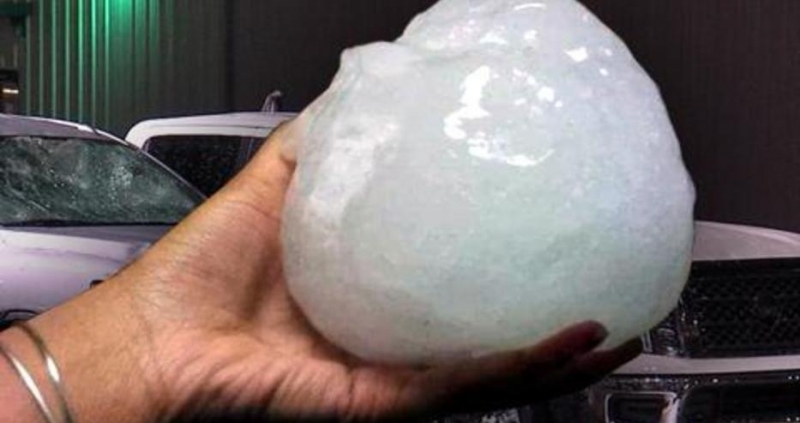 Ледени късове с диаметър до 20 см се изсипаха от