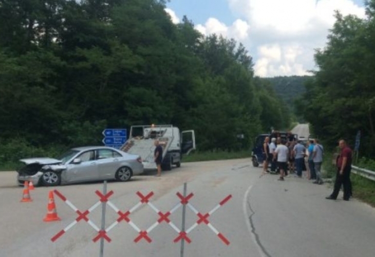 Двама души остават в ловешката болница след катастрофата между микробус и