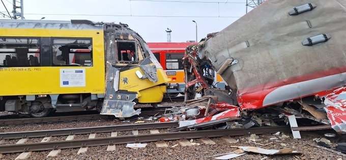 Полски медии съобщиха че тази сутрин два влака са се
