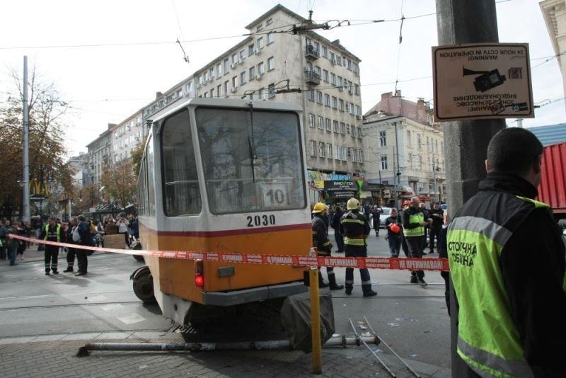 Вчера трамвай излезе от релсите и блъсна жена в близост