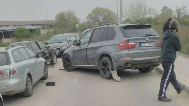 Друсана джигитка със софийски джип размаза 11 коли в Пловдив и се изпари /снимки/