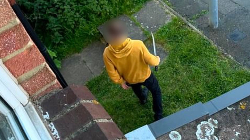 Мъжът, извършил нападение с меч в Лондон, бе обвинен за