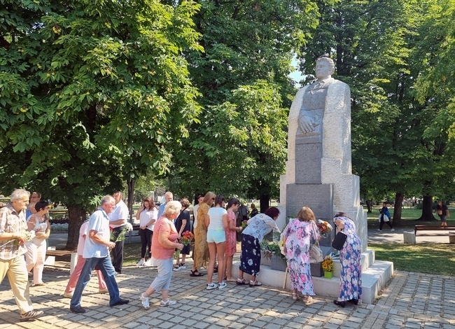 С поднасяне на венци и цветя: В Монтана отбелязаха 187 години от рождението на Левски /снимки/