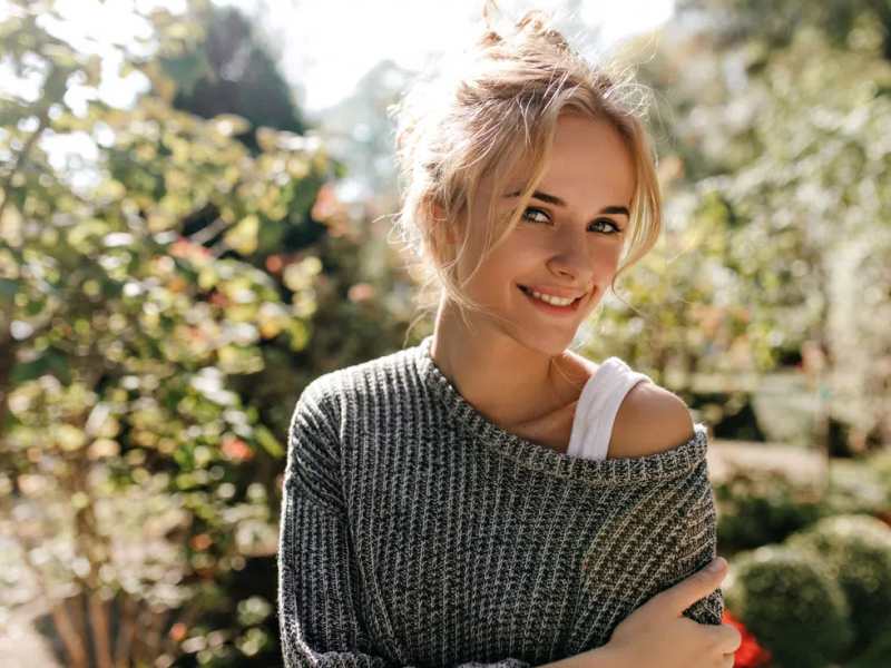 Стара мома Нещастна жена Самотница с котки В пик на