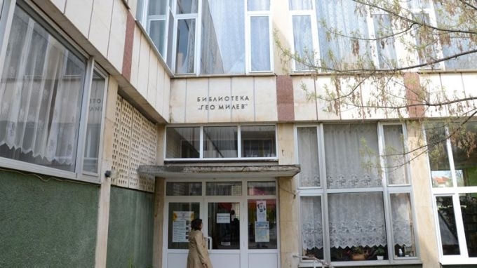 Козметичен ремонт извършват в библиотеката в Монтана Пребоядисва се фоайето