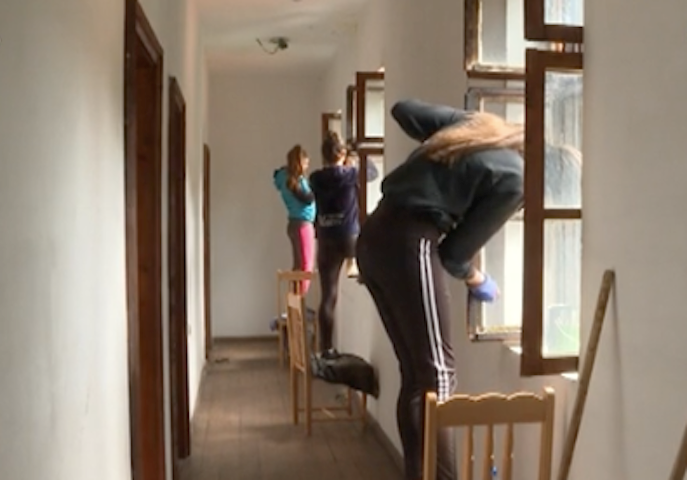 Деца и възрастни доброволно ремонтират Черепишкия манастир