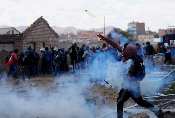 Протестиращи нападнаха и изгориха жив полицай в Перу съобщи АП
