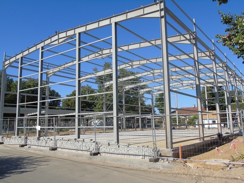 Готова е металната конструкция и циментовата замазка на пода на