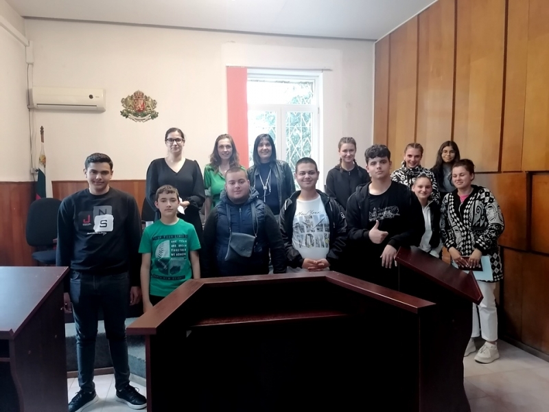 Снимка: В Районен съд – Враца ученици се състезаваха със знания от Конституцията на Република България