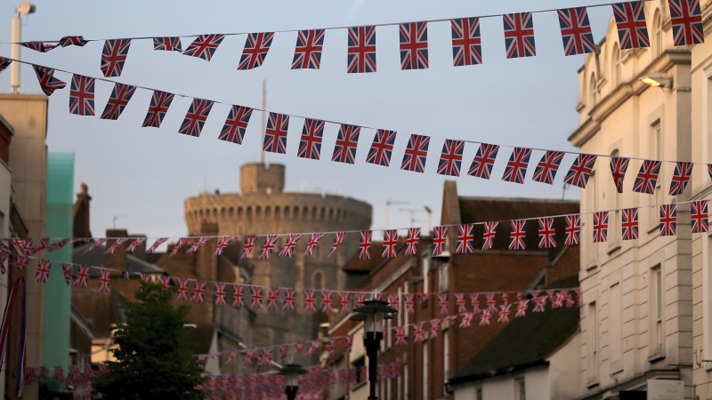 В ранния следобед принц Хари шести поред за британския престол