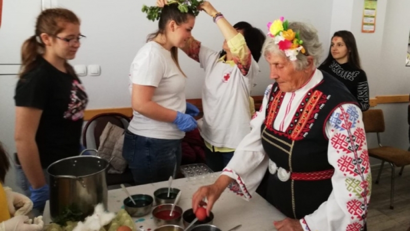 Деца и баби боядисваха заедно яйца в Мездренско