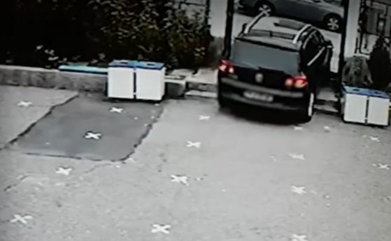 45-годиша жена влезе с автомобила си в училищен двор в