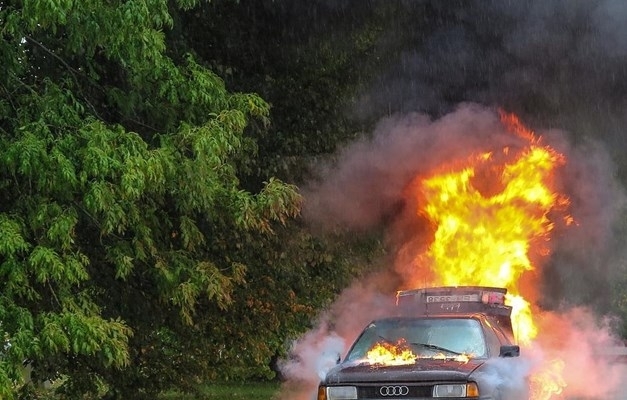Кола пламна заради късо съединение във видинско село съобщиха от