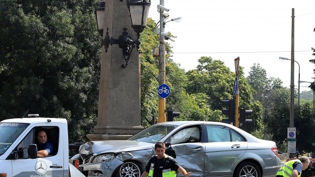 Катастрофа между два леки автомобила е станала тази сутрин в