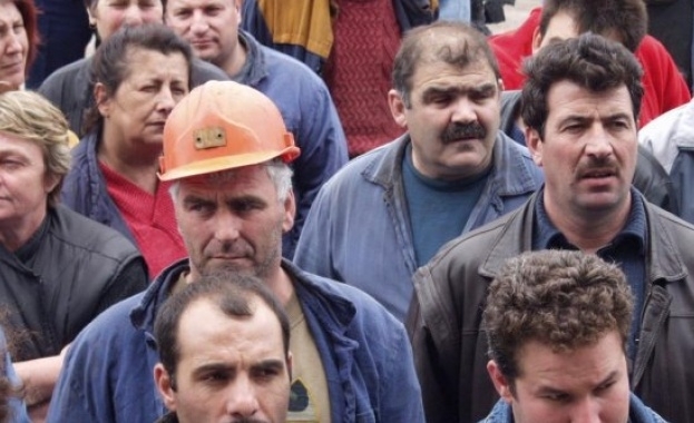 Миньори излизат на протестен поход в София. Работници и служители