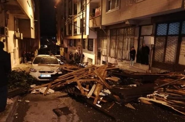 Трима души са пострадали при бурята разразила се в Истанбул