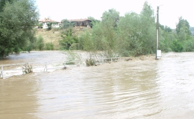 Средно около 50 литра на квадратен метър са се излели